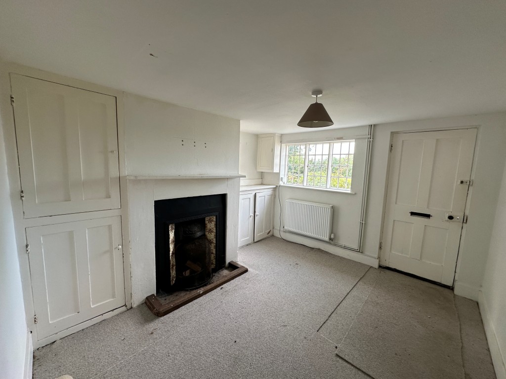 Lot: 213 - TWO-BEDROOM END-TERRACE COTTAGE WITH PARKING TO FRONT AND GARDEN TO REAR - Living Room